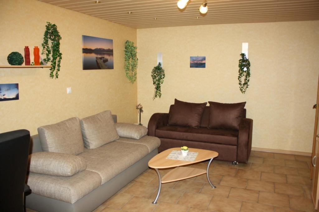 AßlarMonteur-/und Ferienwohnung Diehl的客厅配有沙发和桌子