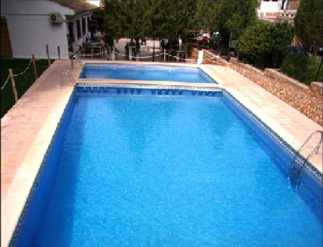鲁伊德拉Hotel Matias的蓝色海水大型游泳池