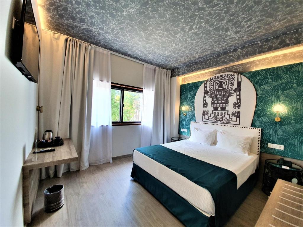 波尔图Casual Inca Porto的酒店客房设有床和窗户。