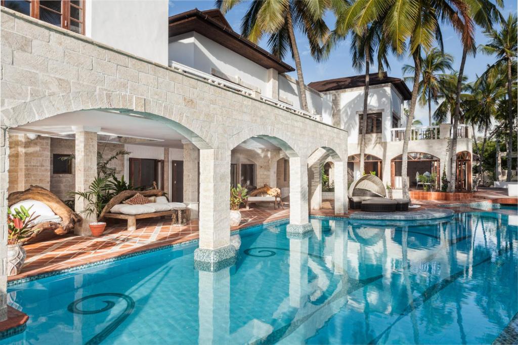 迪亚尼海滩玛吉海滩精品酒店的一座房子里游泳池的形象