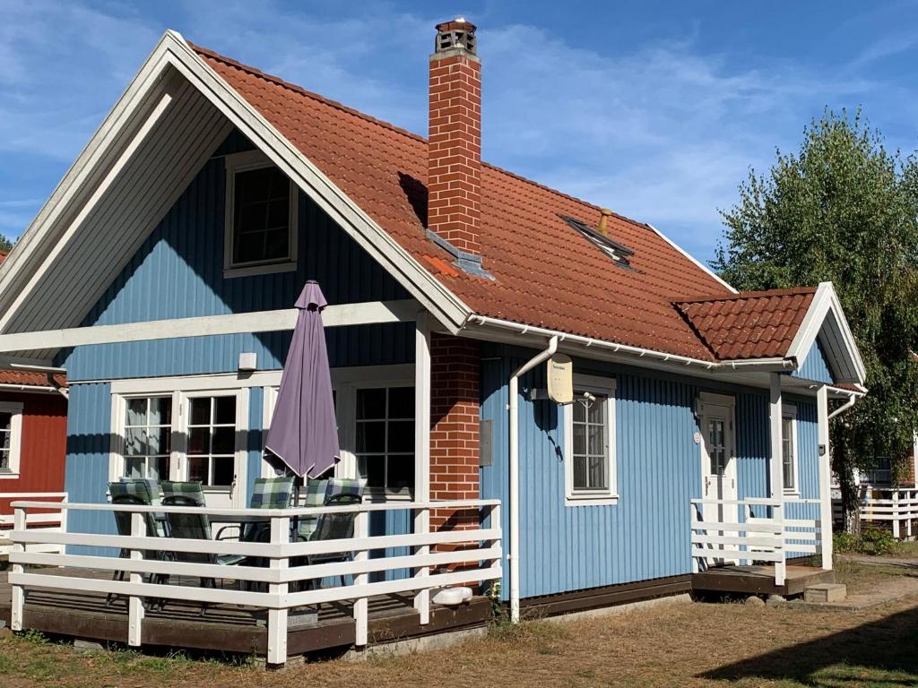乌塞林Villa Blau am Useriner See mit Garten的蓝色和白色的屋顶房屋