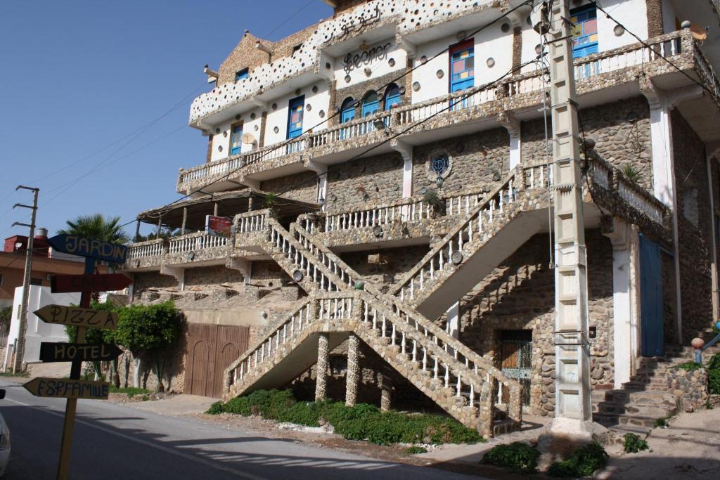 Had Beni ChikerHotel Leonor的建筑的一侧设有楼梯