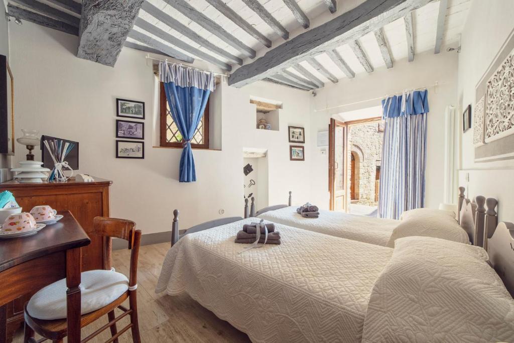 皮恩扎La Lanciotta的一间卧室配有两张床和一张桌子