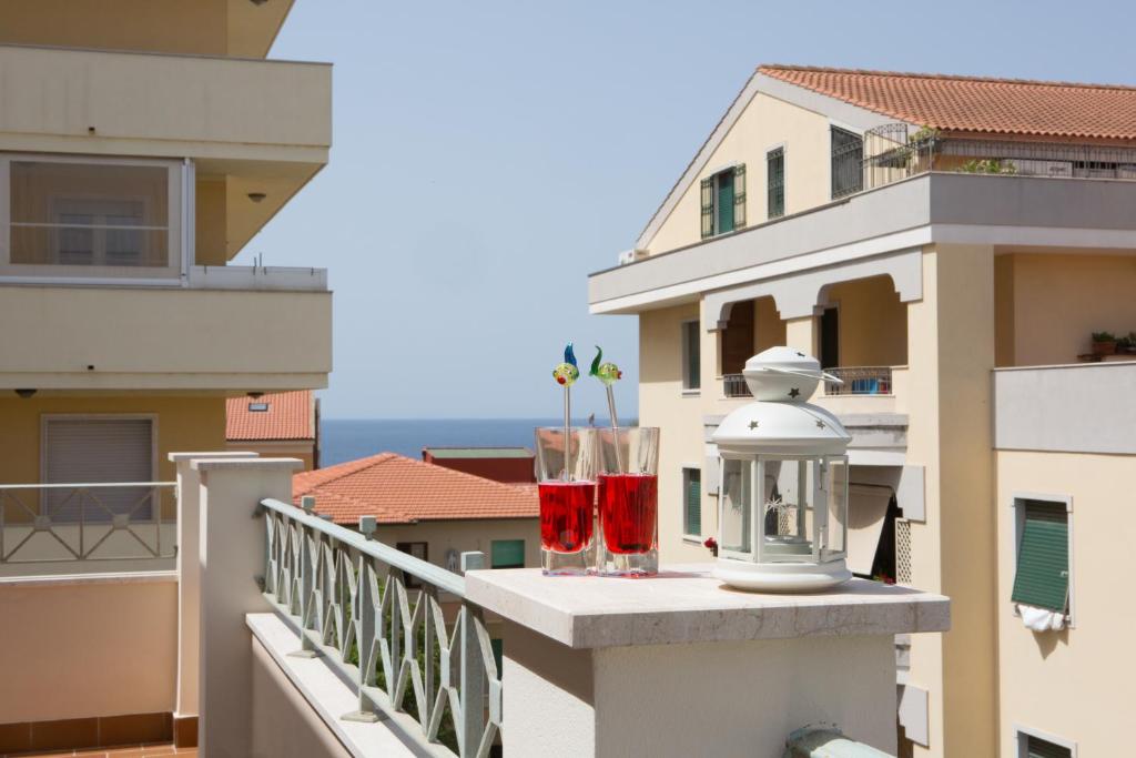 阿尔盖罗Viona Apartments的阳台上的两杯红葡萄酒