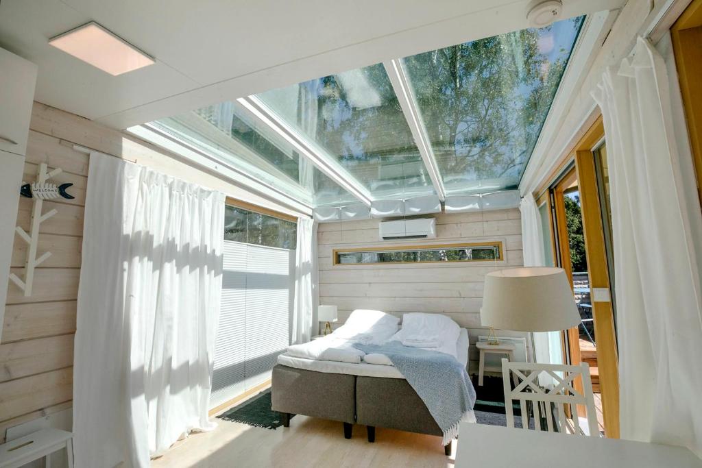 凯米The Skylight Villa的一间小卧室,配有床和窗户