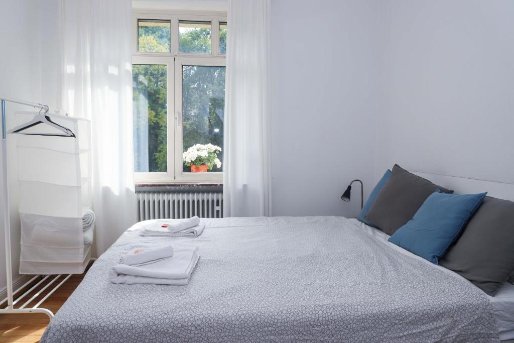 卢森堡rooms lux city的白色卧室配有带2条毛巾的床