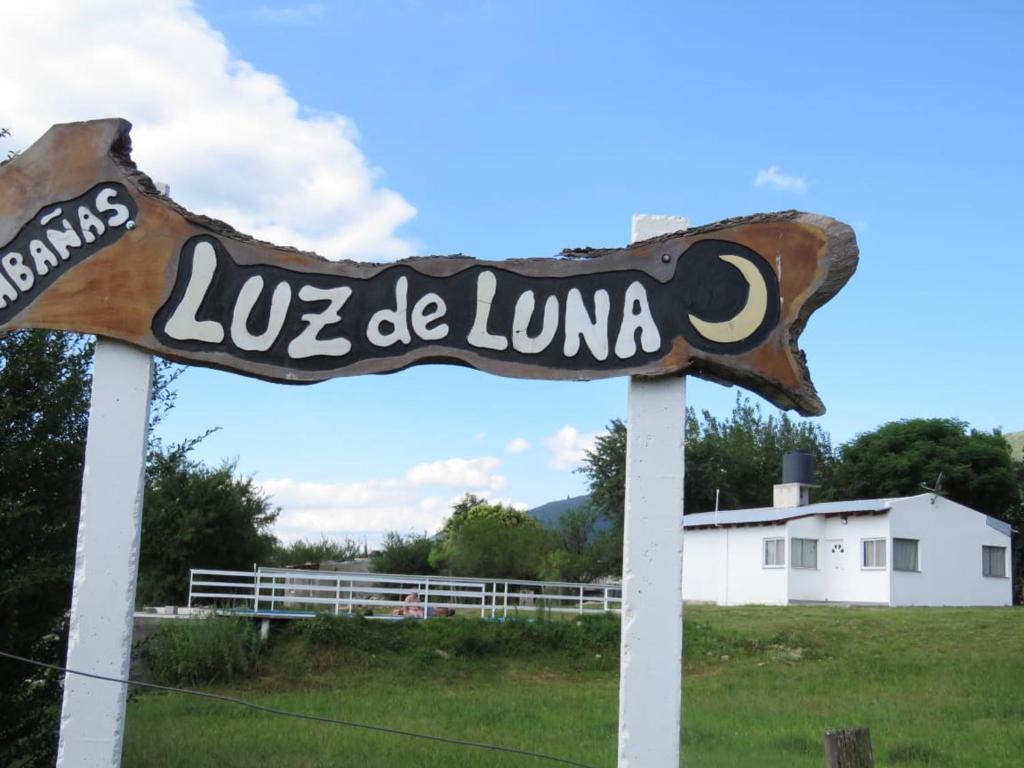科尔多瓦Cabañas Luz de Luna, Comuna San Roque-Punilla的字段读出亮花的标志