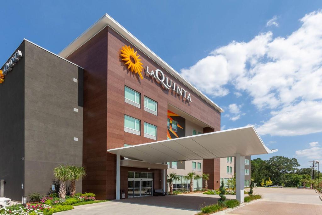 拉斐特La Quinta Inn & Suites by Wyndham Lafayette Oil Center的酒店前的向日葵标志