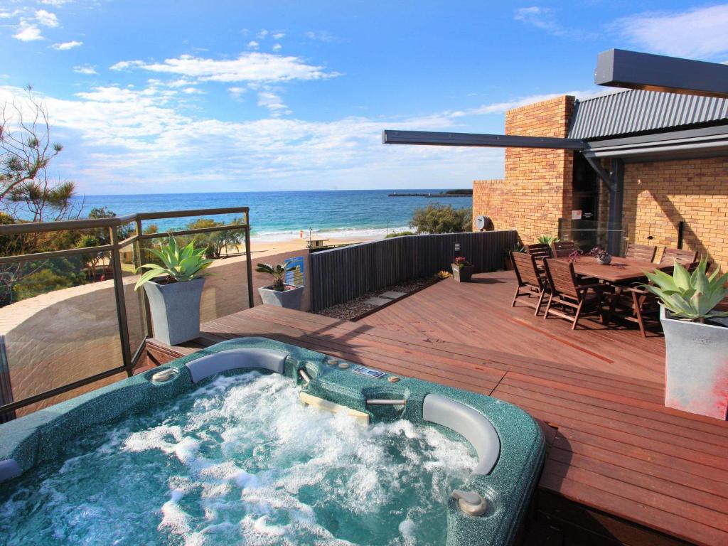 穆卢拉巴Spectacular Location and Views, 3 Bedrooms , Private Rooftop Spa的海滩景甲板上的热水浴池