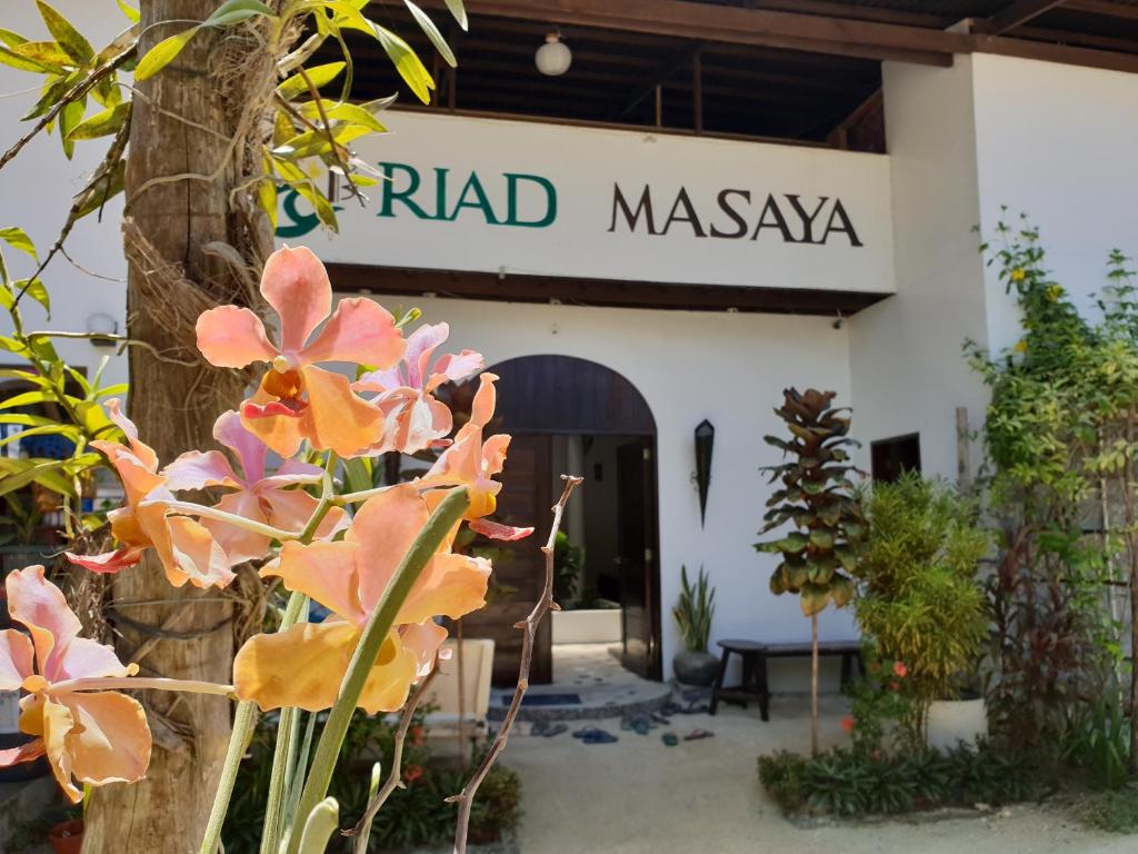 卢纳将军城里亚德马萨亚宾馆的带有读过rrd masaya的标志的建筑