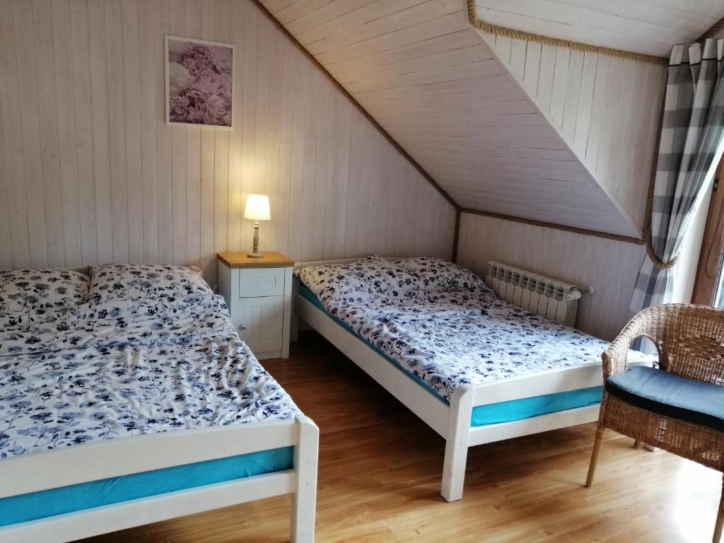 奥克宁卡Willa Rosiczka的阁楼上的卧室配有两张床