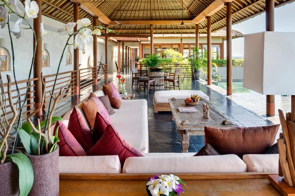 金巴兰巴厘岛金巴兰长屋旅馆的客厅配有白色的沙发和桌子