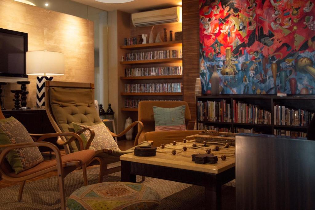 芭堤雅市中心班布娜海滩酒店的中间设有棋盘的客厅