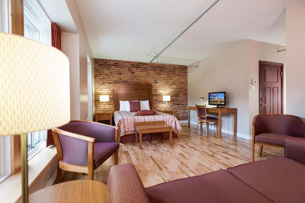 蒙特利尔阔特德斯派克特克酒店的酒店客房带一张床、一张桌子和椅子