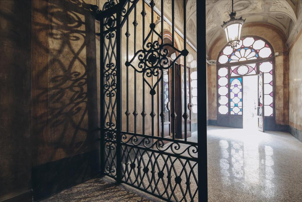 博洛尼亚Gregorini Bingham Art Luxury Suites的建筑中带有窗户的铁门