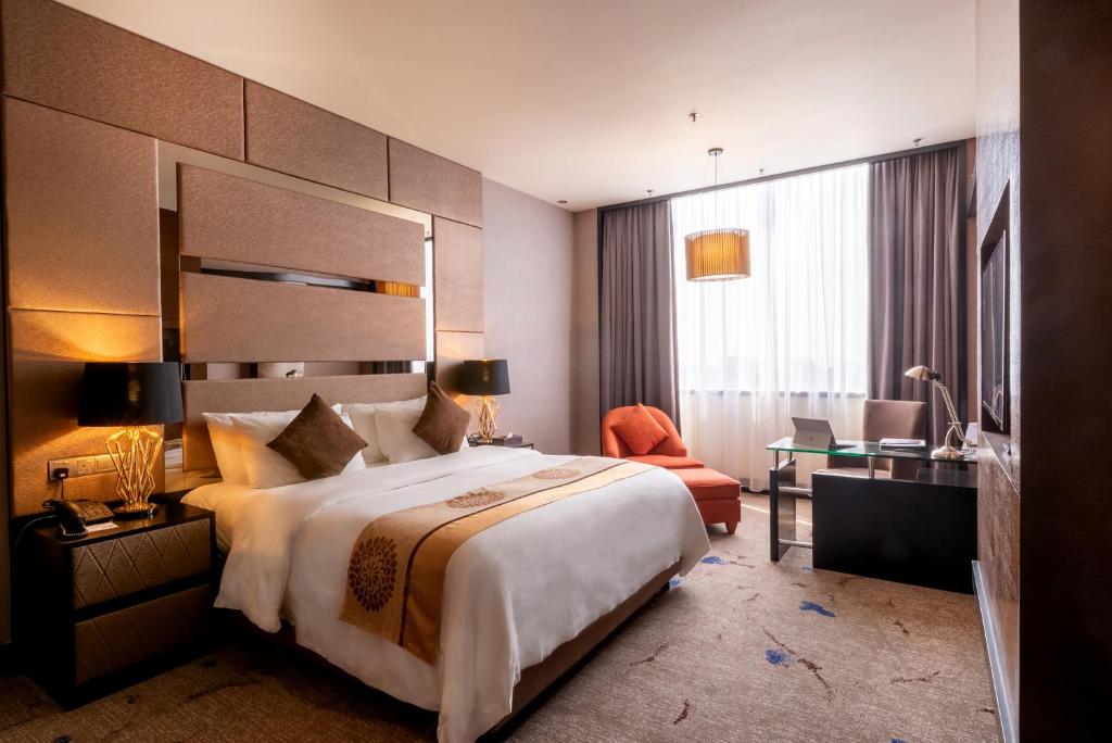 新世界套房酒店客房内的一张或多张床位