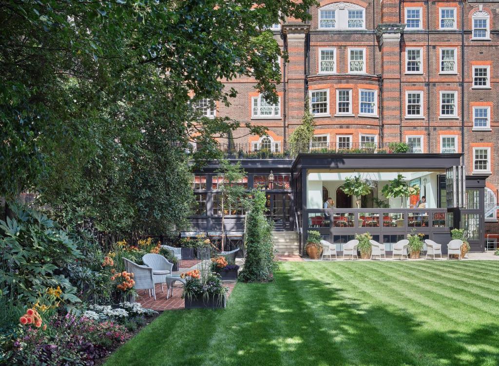 伦敦戈林酒店的建筑前的花园