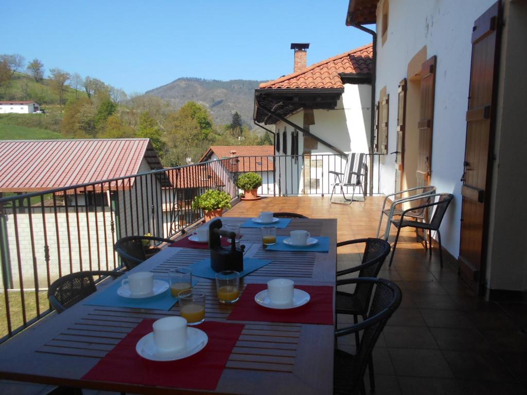 UrrotzCasa Rural Juankonogoia的阳台上摆放着食物盘的桌子