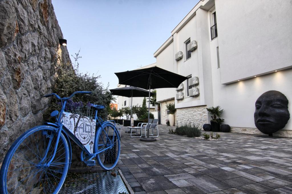 帕科坦HD Beach House I的停在有头的建筑旁边的一辆蓝色自行车