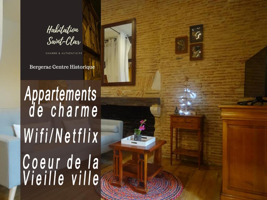 贝尔热拉克Habitation Saint-Clar Vieille Ville的客厅配有桌子和沙发