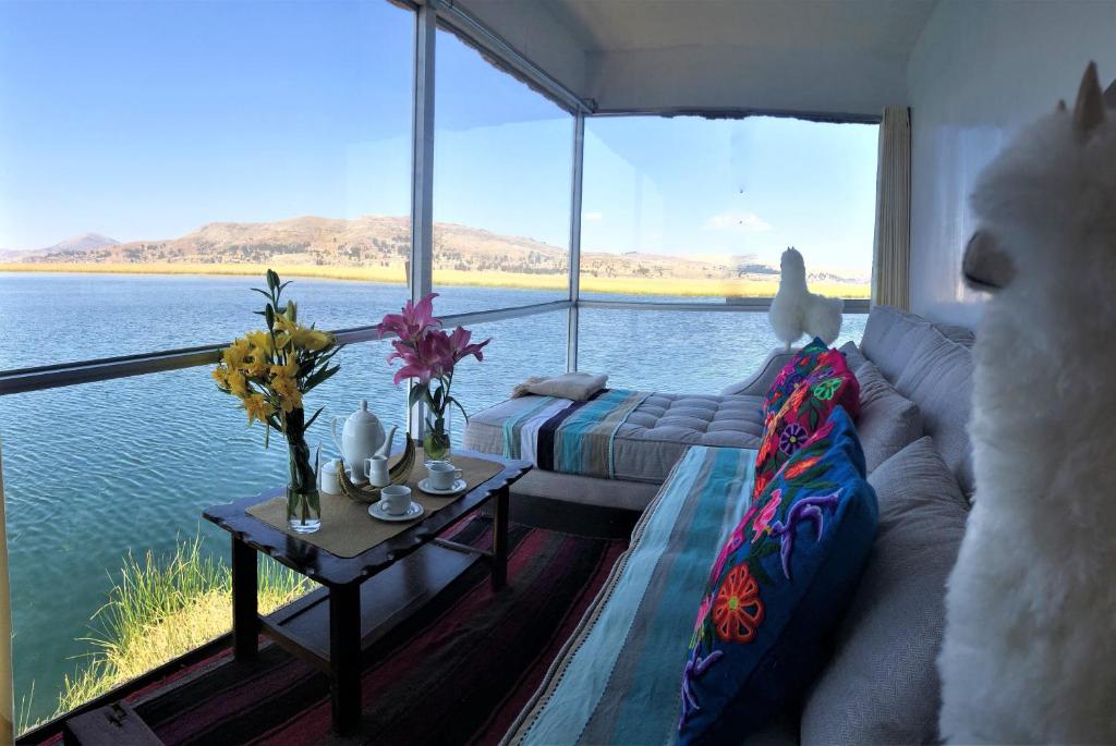 普诺QHAPAQ Lago Titicaca - Perú的带沙发的客厅,享有水景