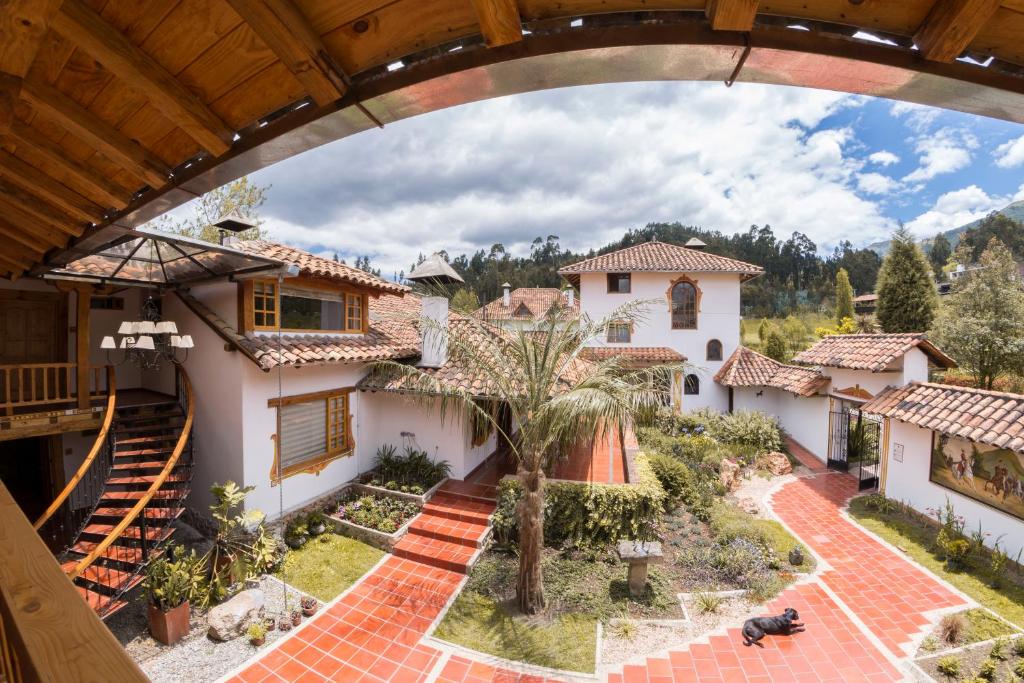 昆卡豪斯特里拉卡瓦略坎帕纳酒店的享有带庭院的房屋的顶部景致