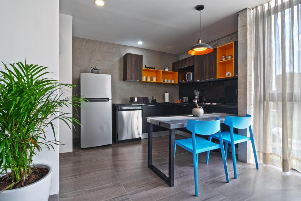 锡劳Arboleda 5的厨房配有桌椅和冰箱。