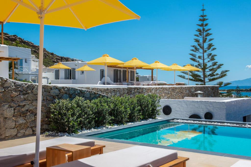 普拉迪斯亚罗斯阿缇米拉公寓酒店的别墅 - 带游泳池和黄伞