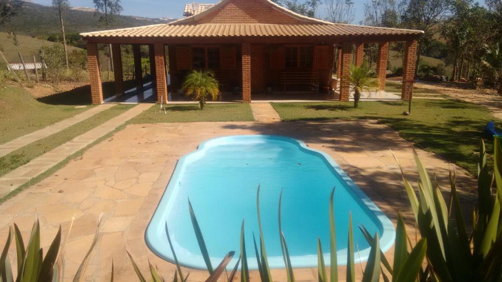 圣托梅-达斯莱特拉斯Chalé Boa Vista的一座带凉亭的房子前的游泳池