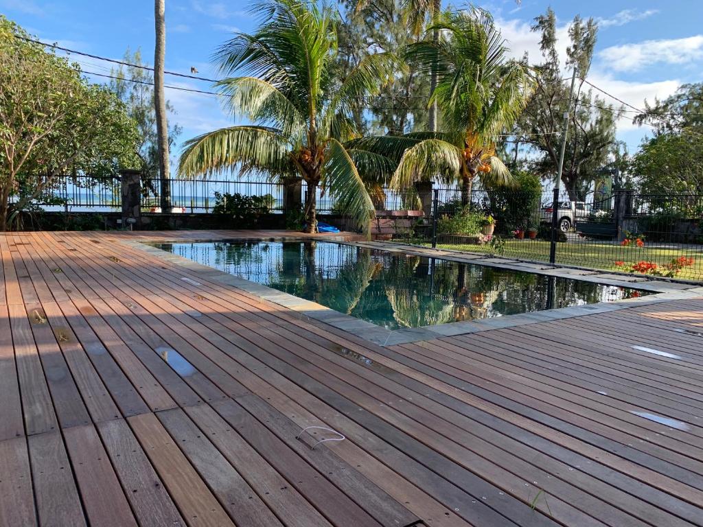 Rodrigues IslandThe Beach House Rodrigues的公园内的游泳池,设有木甲板