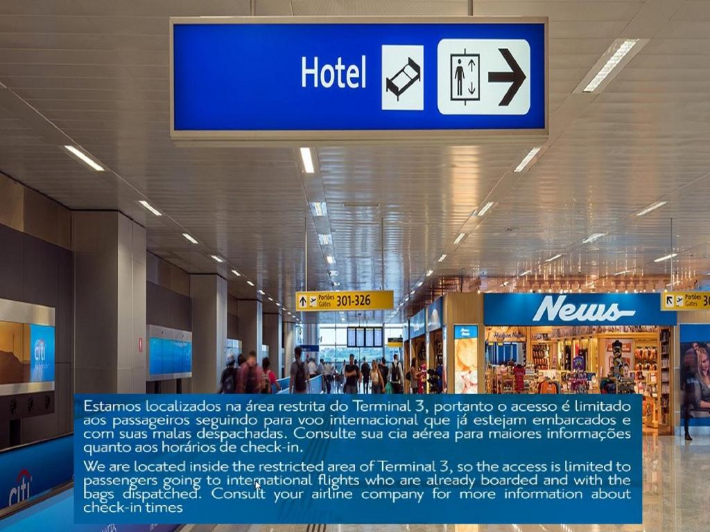 瓜鲁柳斯TRYP BY WYNDHAM São Paulo Airport - Hotel de Transito Terminal 3 -Lado Ar - Área restrita á passageiros já embarcados - Piso 1的机场的标志,有商店