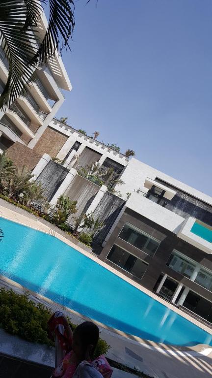开罗Sheraton ocean 401的一座建筑旁的一座建筑,设有游泳池