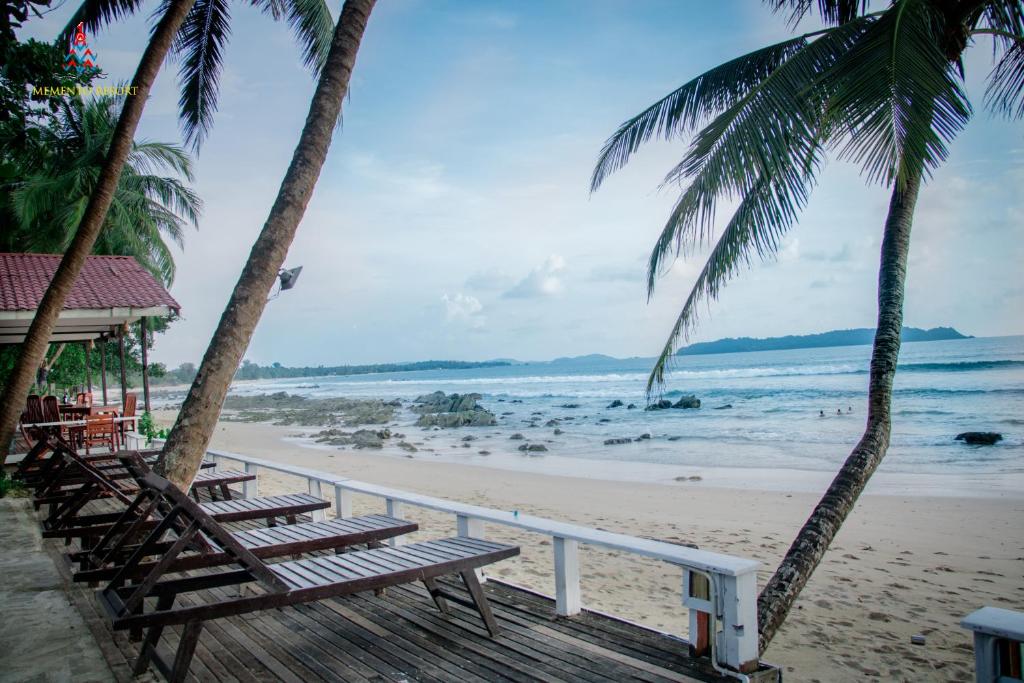 额布里Memento Resort的棕榈树海滩上的一排长椅