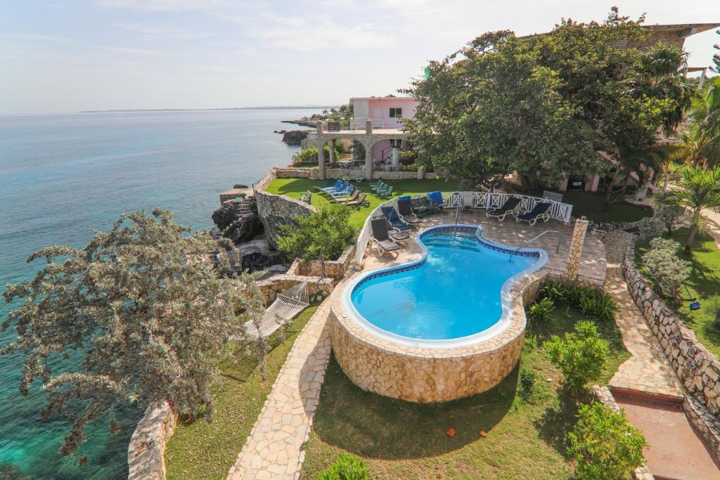 尼格瑞尔甜蜜之家度假酒店的享有海洋旁游泳池的空中景致