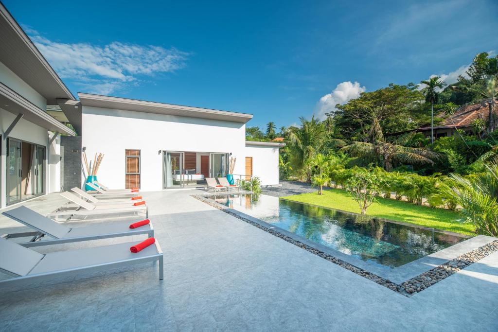 湄南海滩Villa Bai Saho的游泳池别墅的图象