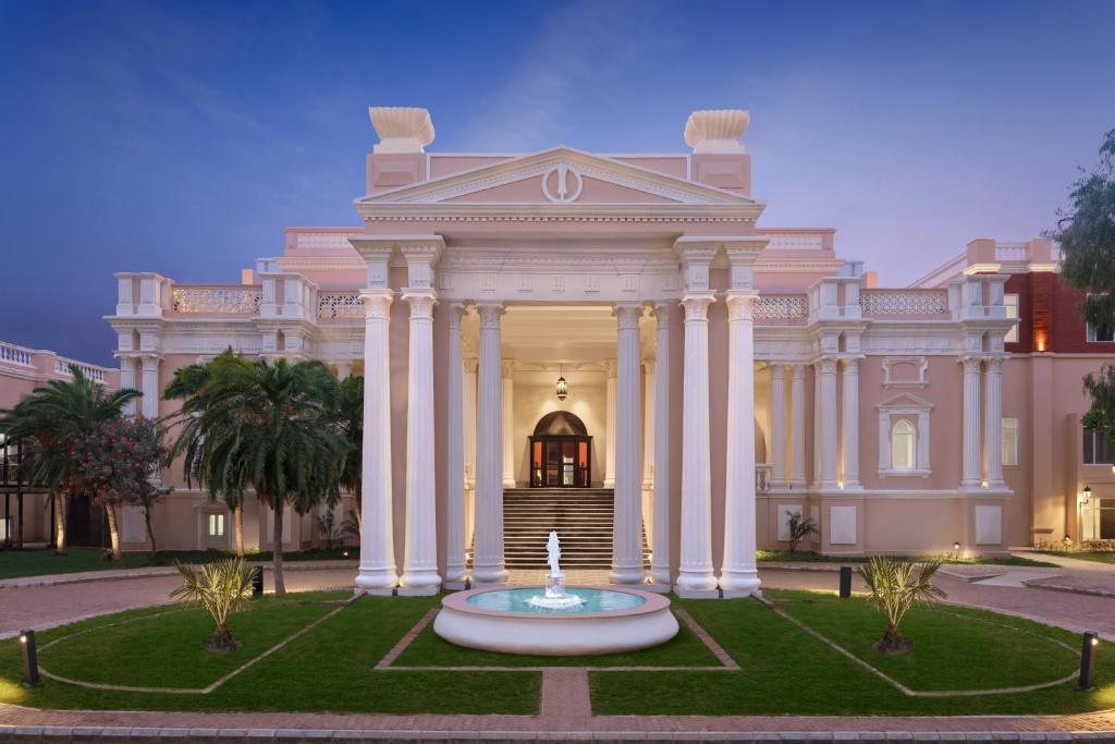 阿姆利则Welcomhotel by ITC Hotels, Raja Sansi, Amritsar的一座大型建筑,前面有一个喷泉