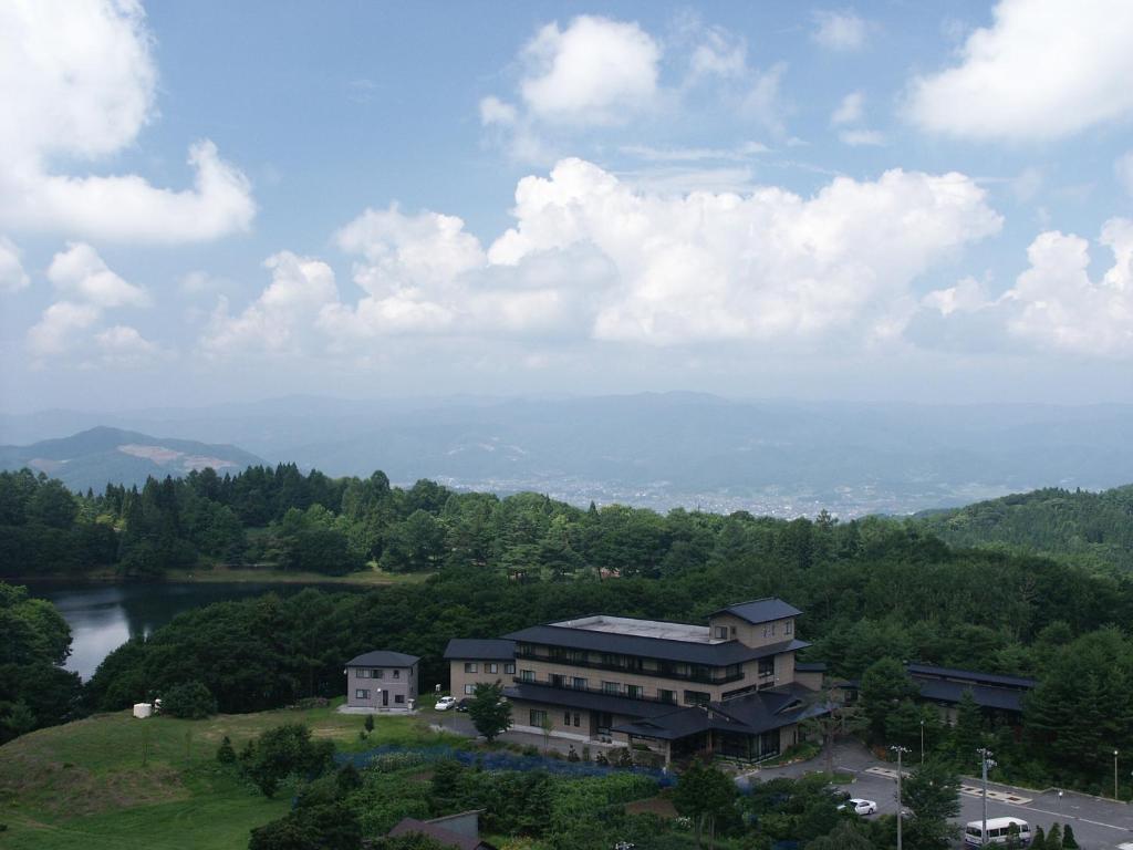 藏王温泉石清水季之里料理旅馆的山顶上带湖泊的房子