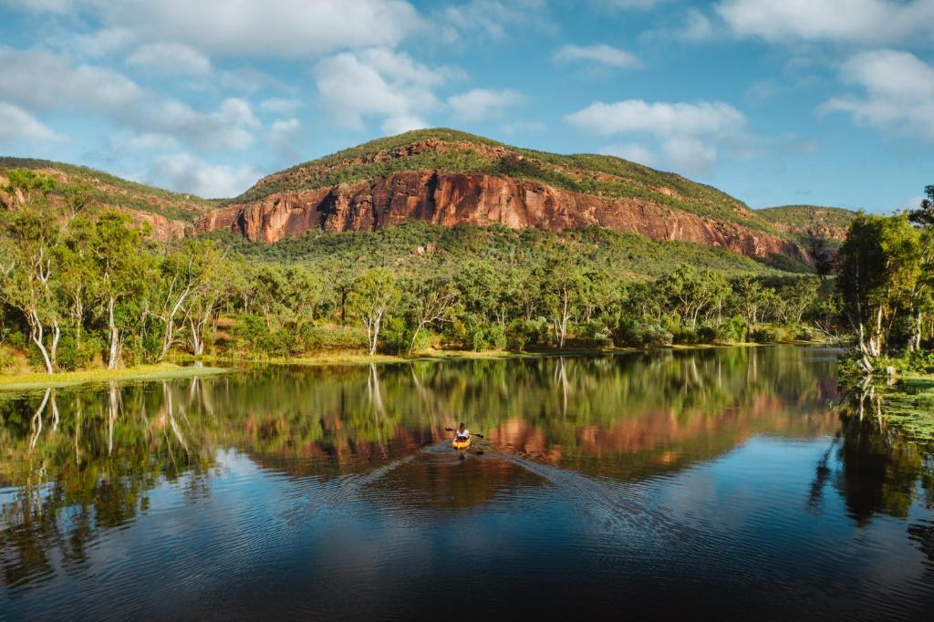 Mount MulliganMt Mulligan Lodge的登上山湖上的船的人