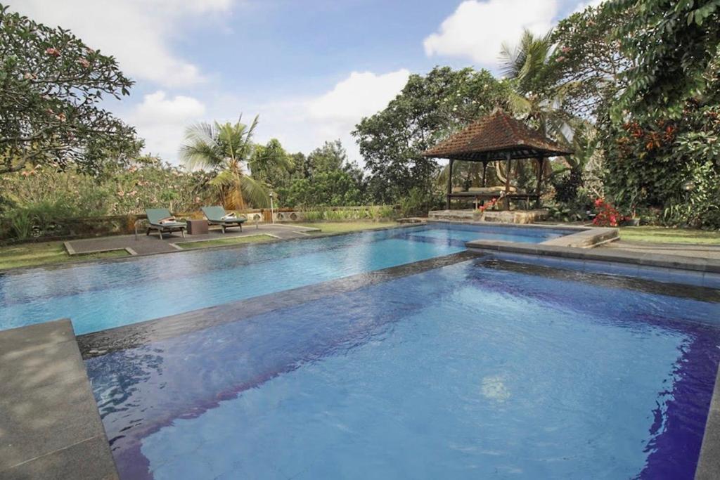 乌布塔玛因达克拉酒店的一个带凉亭的大型游泳池