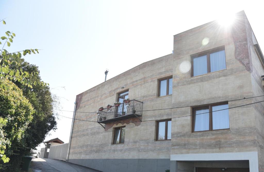 斯科普里Villa Eleni的一座带两人的阳台建筑