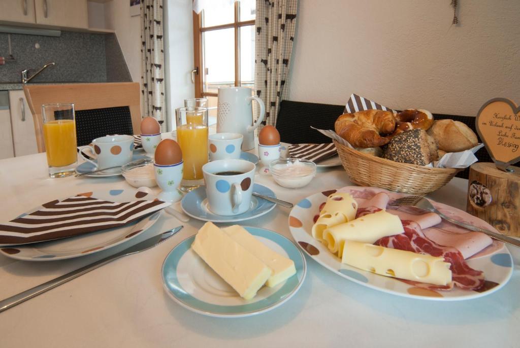 韦尔塔赫Weißenbach´s Ferienhof的一张桌子,上面放有奶酪和鸡蛋