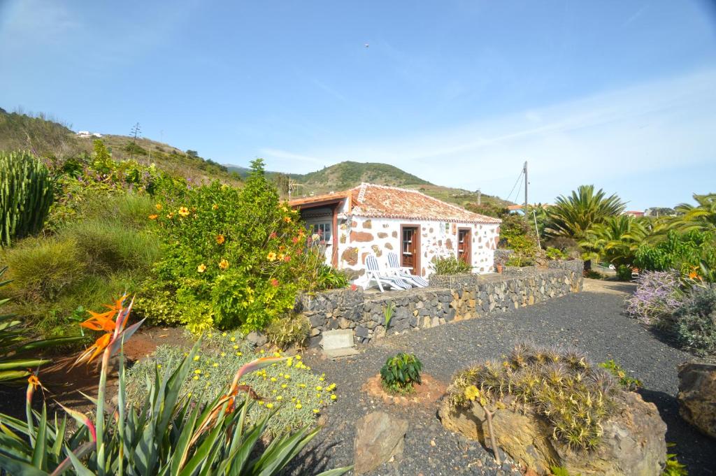蓬塔利亚纳萨拉度假屋的花园中一座带石墙的小房子