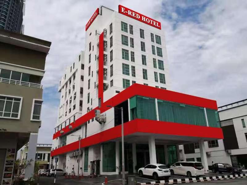 马六甲E-Red Hotel Melaka的一座红ford酒店,门前设有停车场