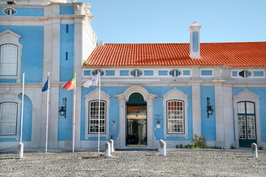 克卢什克鲁斯酒店的前面有两面旗帜的蓝色建筑