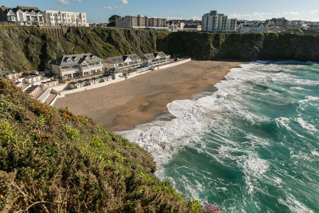 纽基Tolcarne Beach Cabins的享有海滩和海洋的空中景致