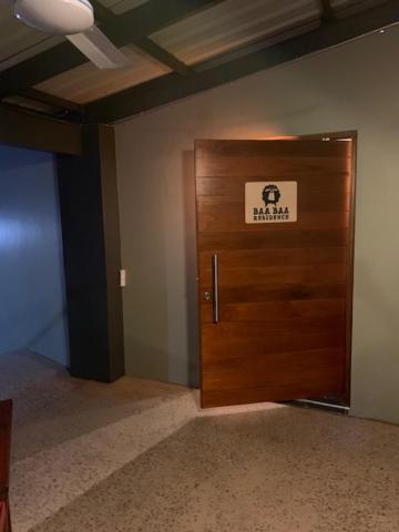 希尔克雷斯特BAA BAA RESIDENCE的木门,有标牌的房间