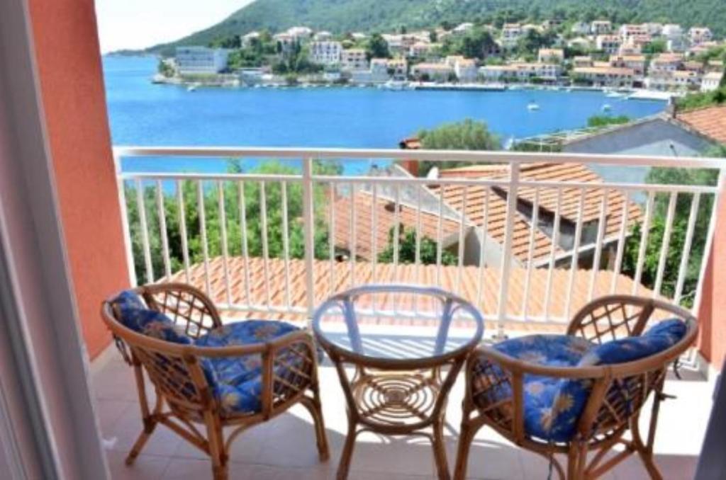 布尔纳Bleus Apartments的美景阳台配有三把椅子和一张桌子