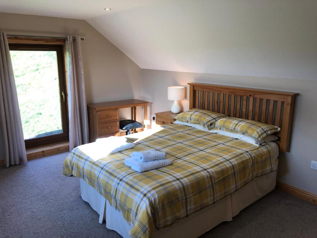 坎贝尔城Inveroran的一间卧室配有一张带两个枕头的床