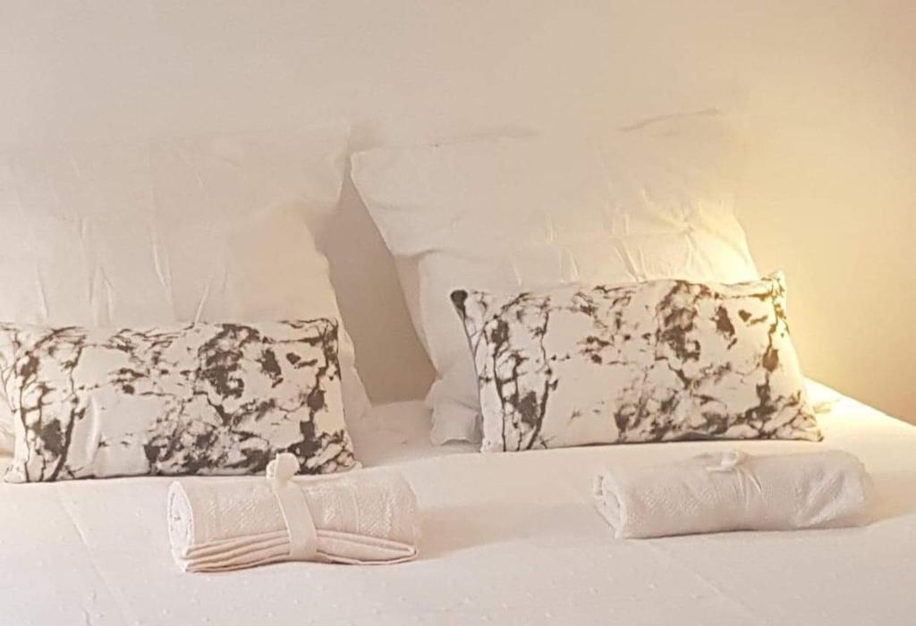 鲁昂Carré Saint-Gervais Rouen centre的一张带两个枕头的白色床和毛巾