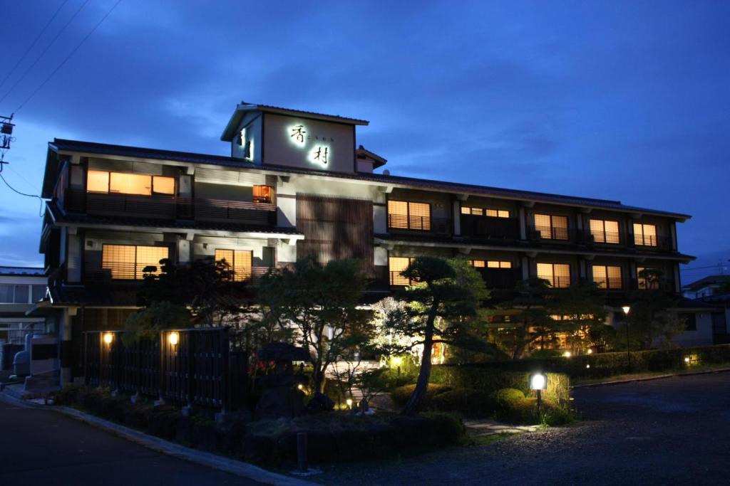松岛町Matsushima Koumura的一座在晚上有灯的大建筑
